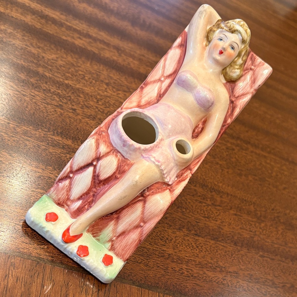 Vintage Ceramic 1940’s Pin Up Lady Figurine Ashtray